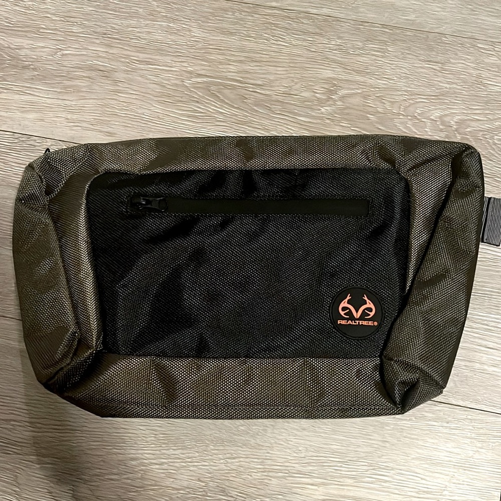 Realtree Bag crossbody or fanny pack. Green and black. Unisex